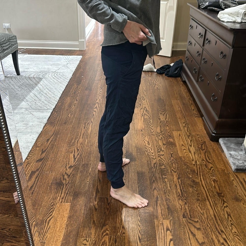 Lululemon dance studio jogger full length size 4